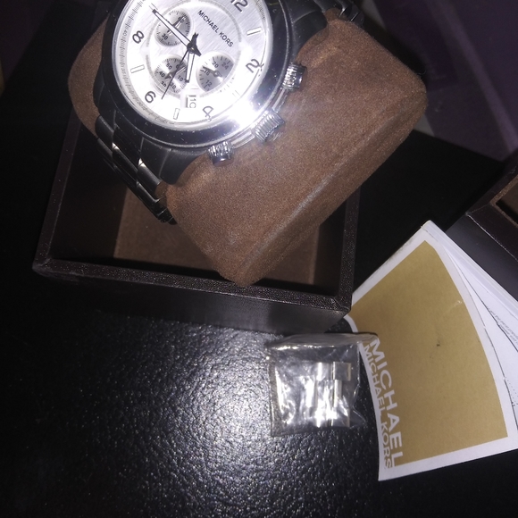 Like new michael kors chronograph watch! - Picture 3 of 4